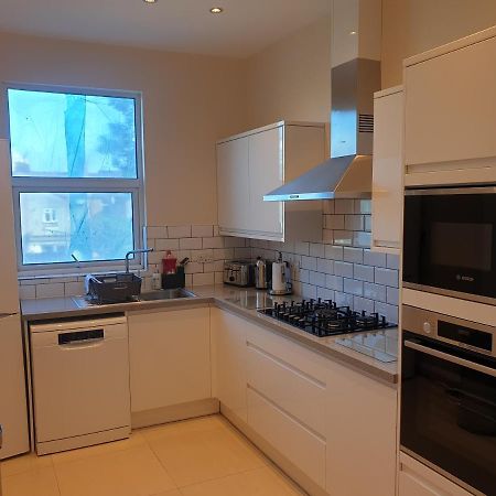 London Luxury Spacious 2 Bedroom Apartment 4 Mins From Ilford Stn. Free Parking מראה חיצוני תמונה