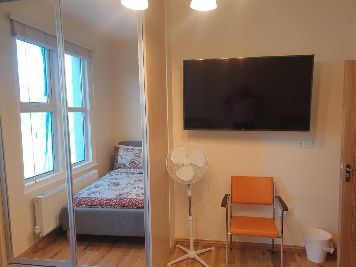 London Luxury Spacious 2 Bedroom Apartment 4 Mins From Ilford Stn. Free Parking מראה חיצוני תמונה