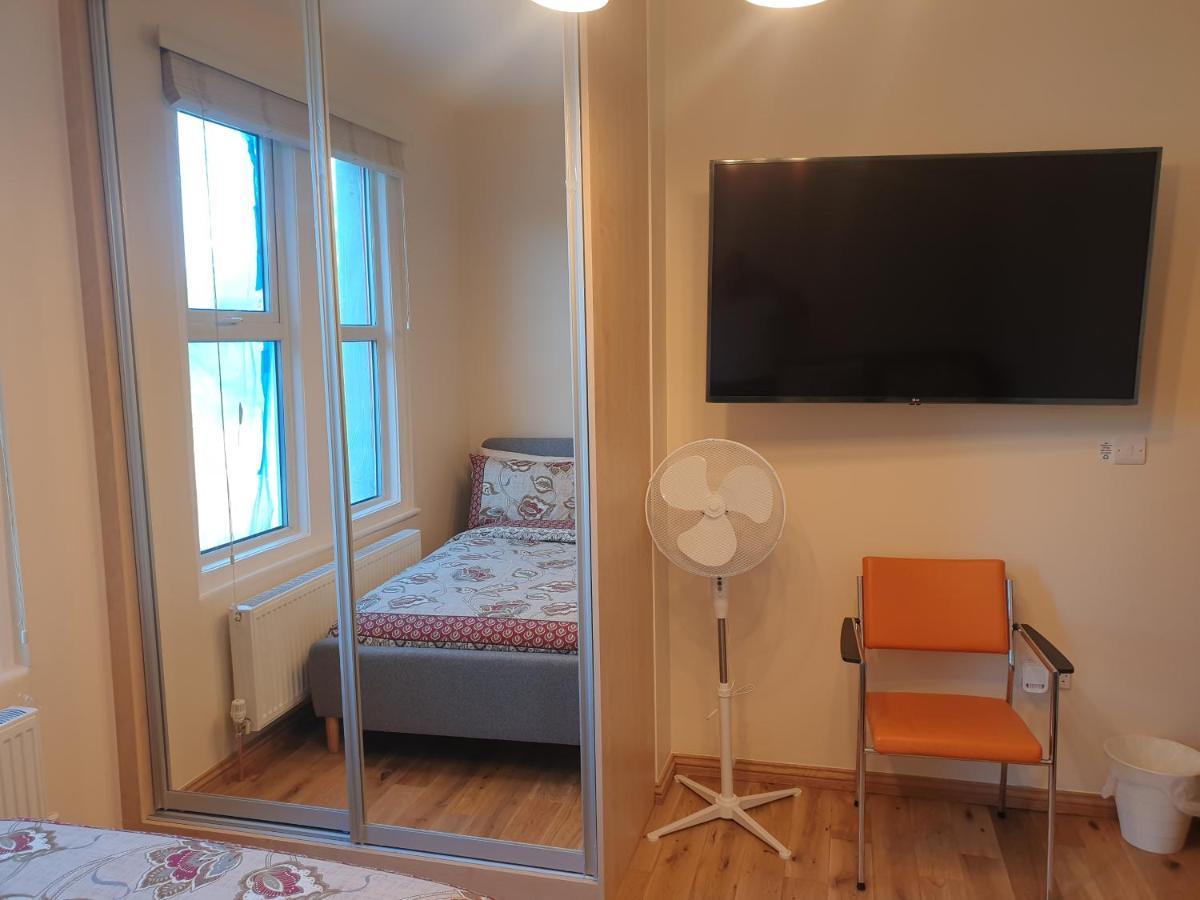 London Luxury Spacious 2 Bedroom Apartment 4 Mins From Ilford Stn. Free Parking מראה חיצוני תמונה