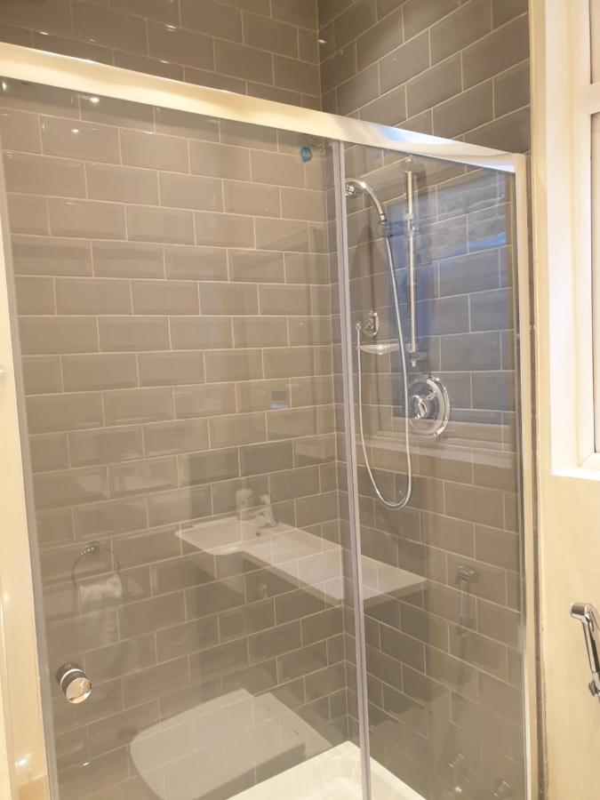 London Luxury Spacious 2 Bedroom Apartment 4 Mins From Ilford Stn. Free Parking מראה חיצוני תמונה