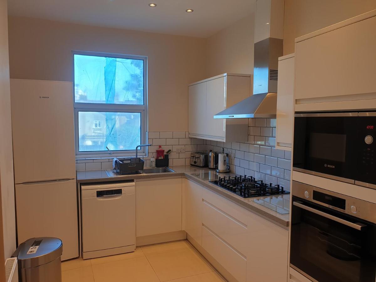 London Luxury Spacious 2 Bedroom Apartment 4 Mins From Ilford Stn. Free Parking מראה חיצוני תמונה